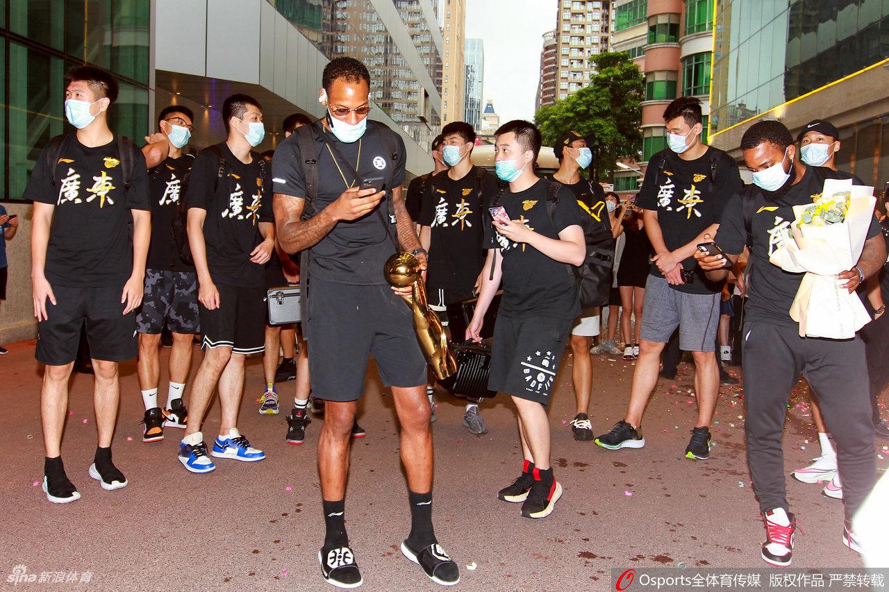 CBA冠军广东回粤球迷热情迎接 易建联坐轮椅令人动容