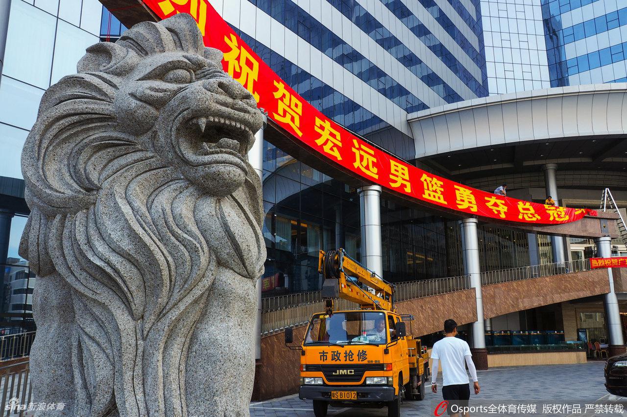 CBA冠军广东回粤球迷热情迎接 易建联坐轮椅令人动容