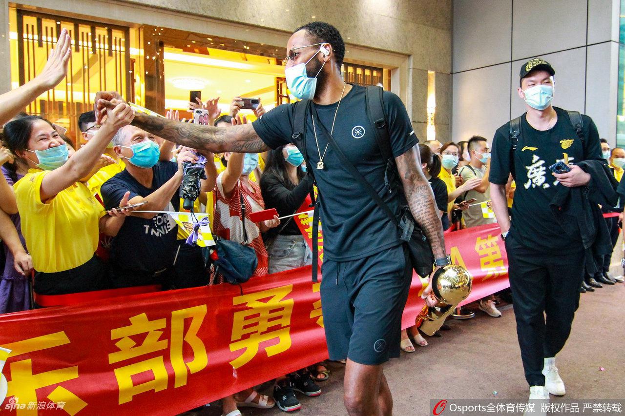 CBA冠军广东回粤球迷热情迎接 易建联坐轮椅令人动容