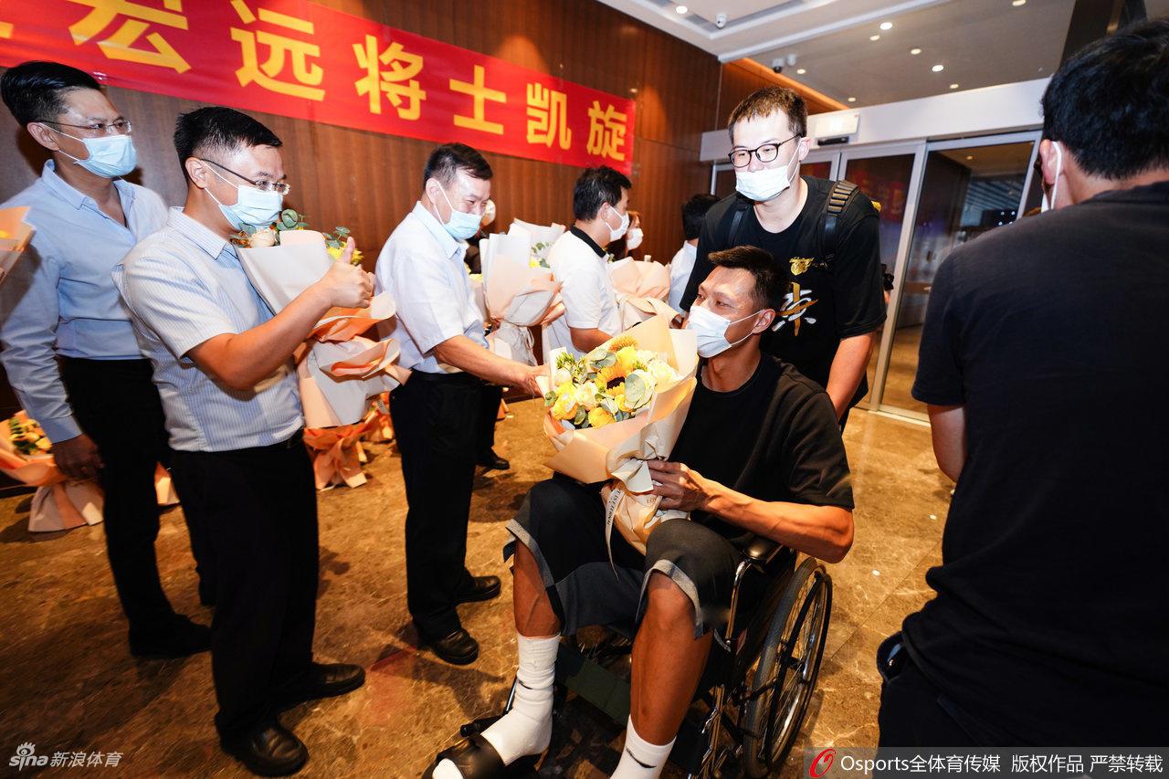 CBA冠军广东回粤球迷热情迎接 易建联坐轮椅令人动容