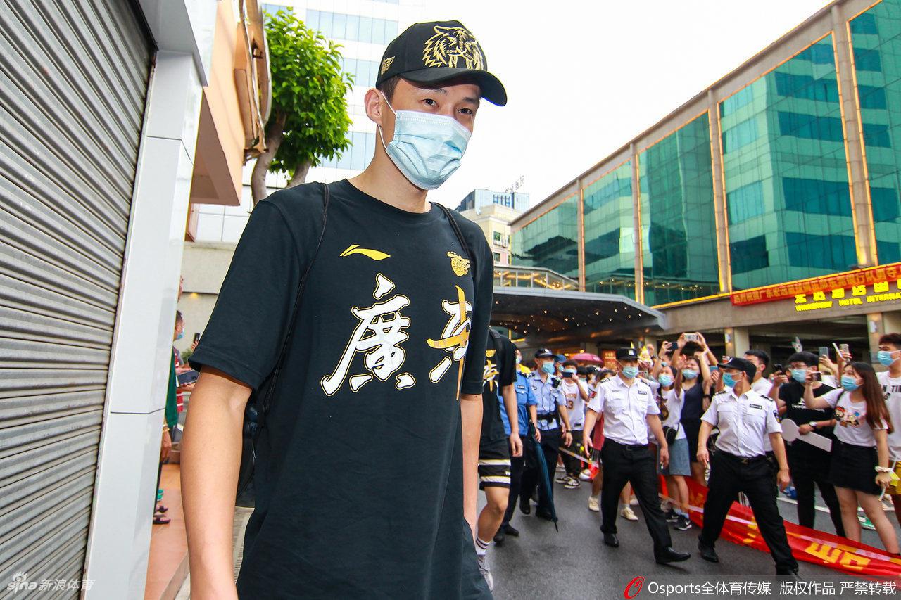 CBA冠军广东回粤球迷热情迎接 易建联坐轮椅令人动容