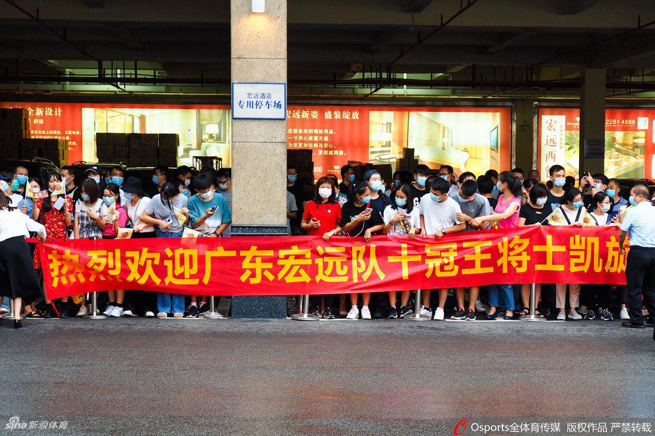 CBA冠军广东回粤球迷热情迎接 易建联坐轮椅令人动容