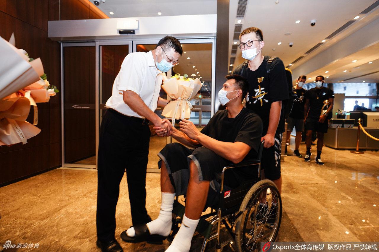 CBA冠军广东回粤球迷热情迎接 易建联坐轮椅令人动容