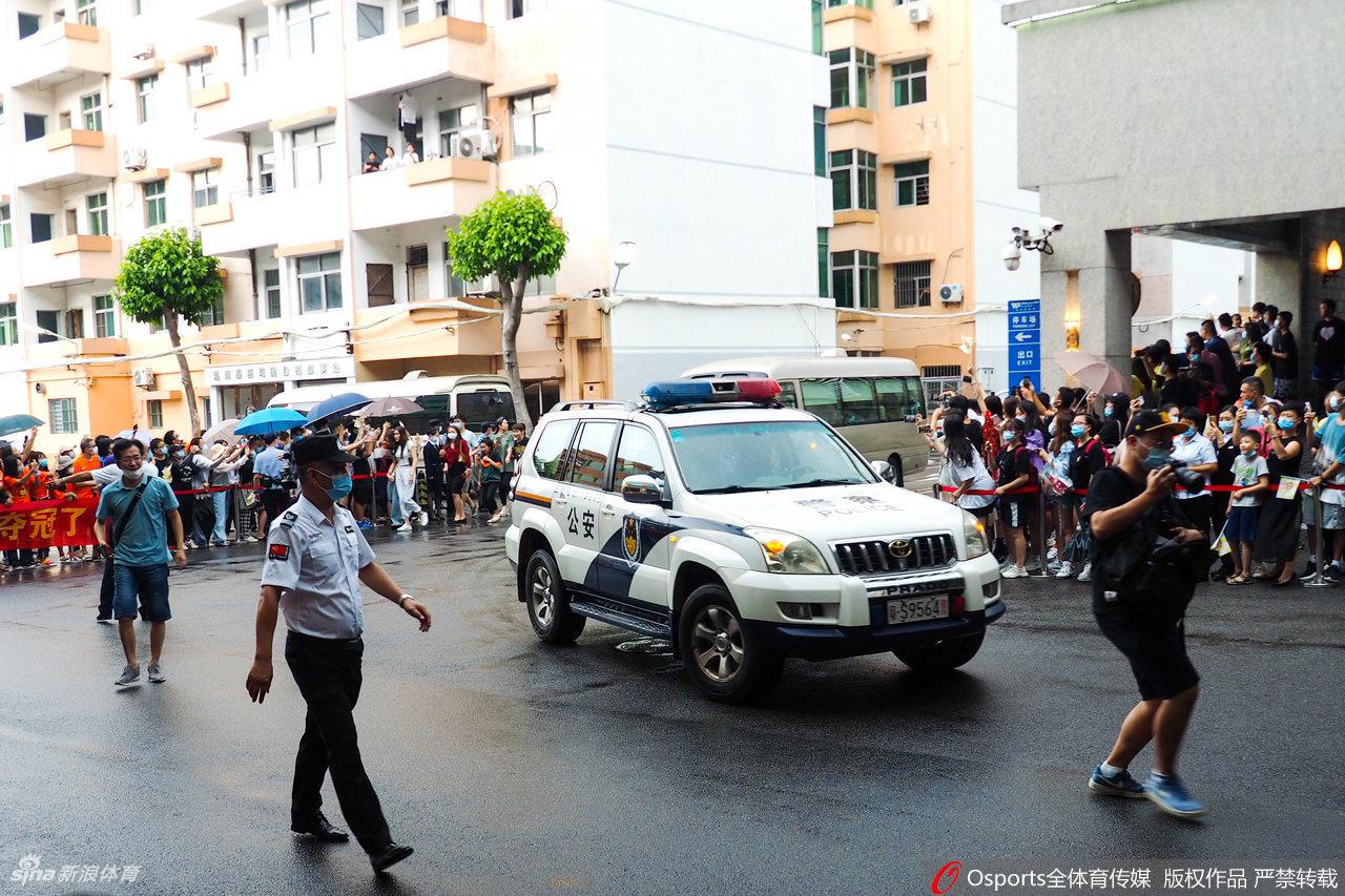 CBA冠军广东回粤球迷热情迎接 易建联坐轮椅令人动容