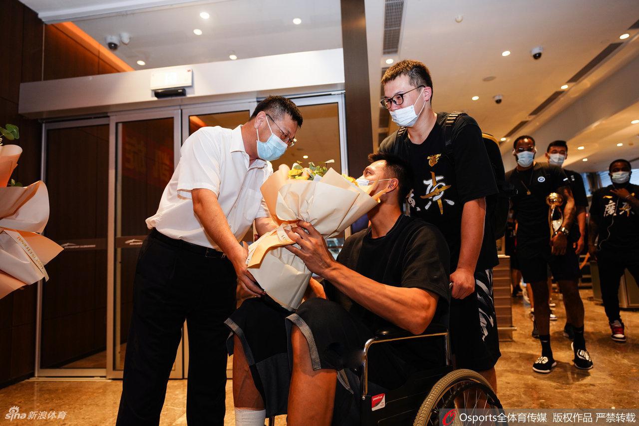 CBA冠军广东回粤球迷热情迎接 易建联坐轮椅令人动容