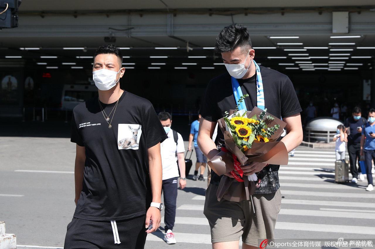 北京首钢新援李慕豪抵达北京 翟晓川机场接机