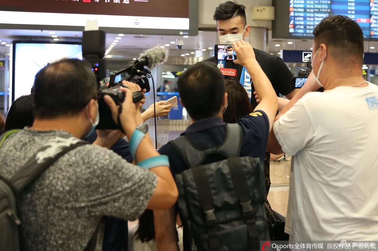 北京首钢新援李慕豪抵达北京 翟晓川机场接机