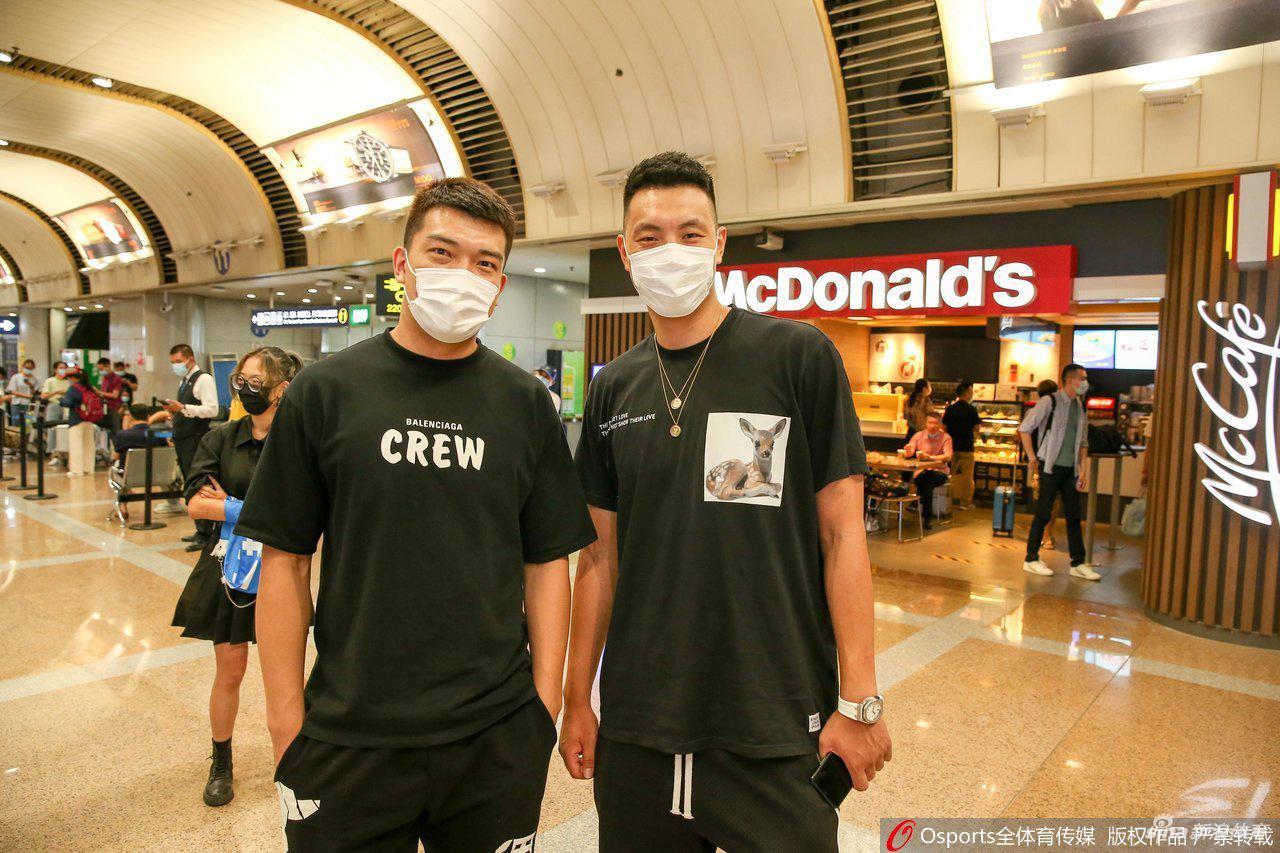 北京首钢新援李慕豪抵达北京 翟晓川机场接机