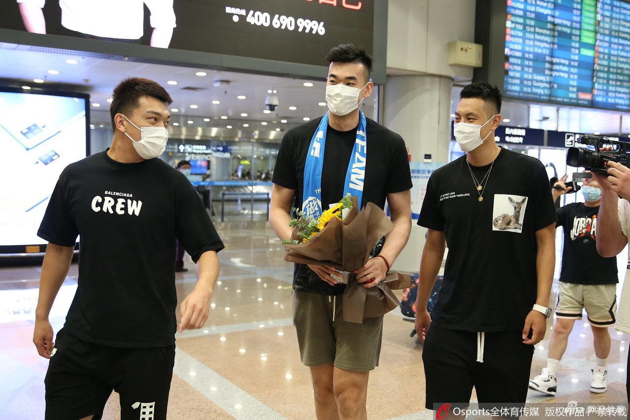北京首钢新援李慕豪抵达北京 翟晓川机场接机