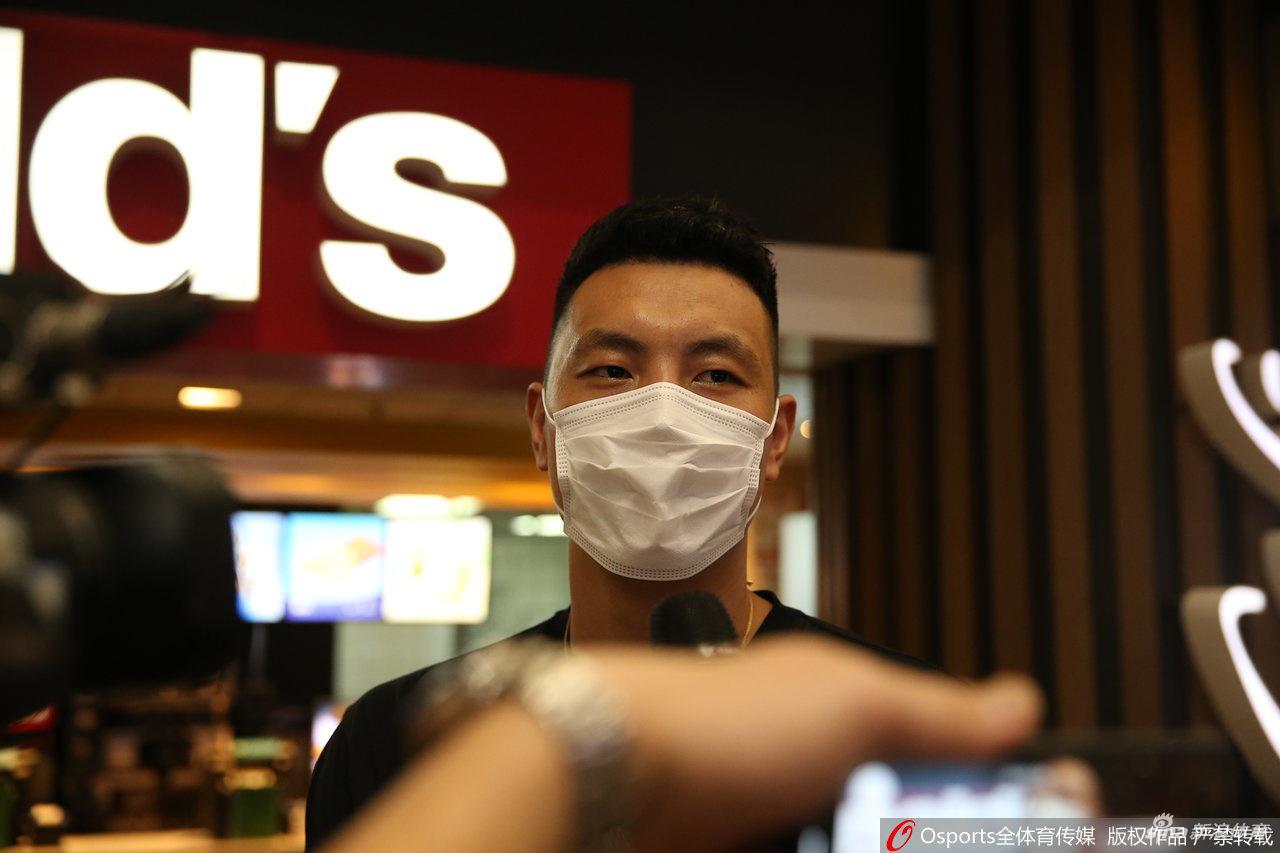 北京首钢新援李慕豪抵达北京 翟晓川机场接机