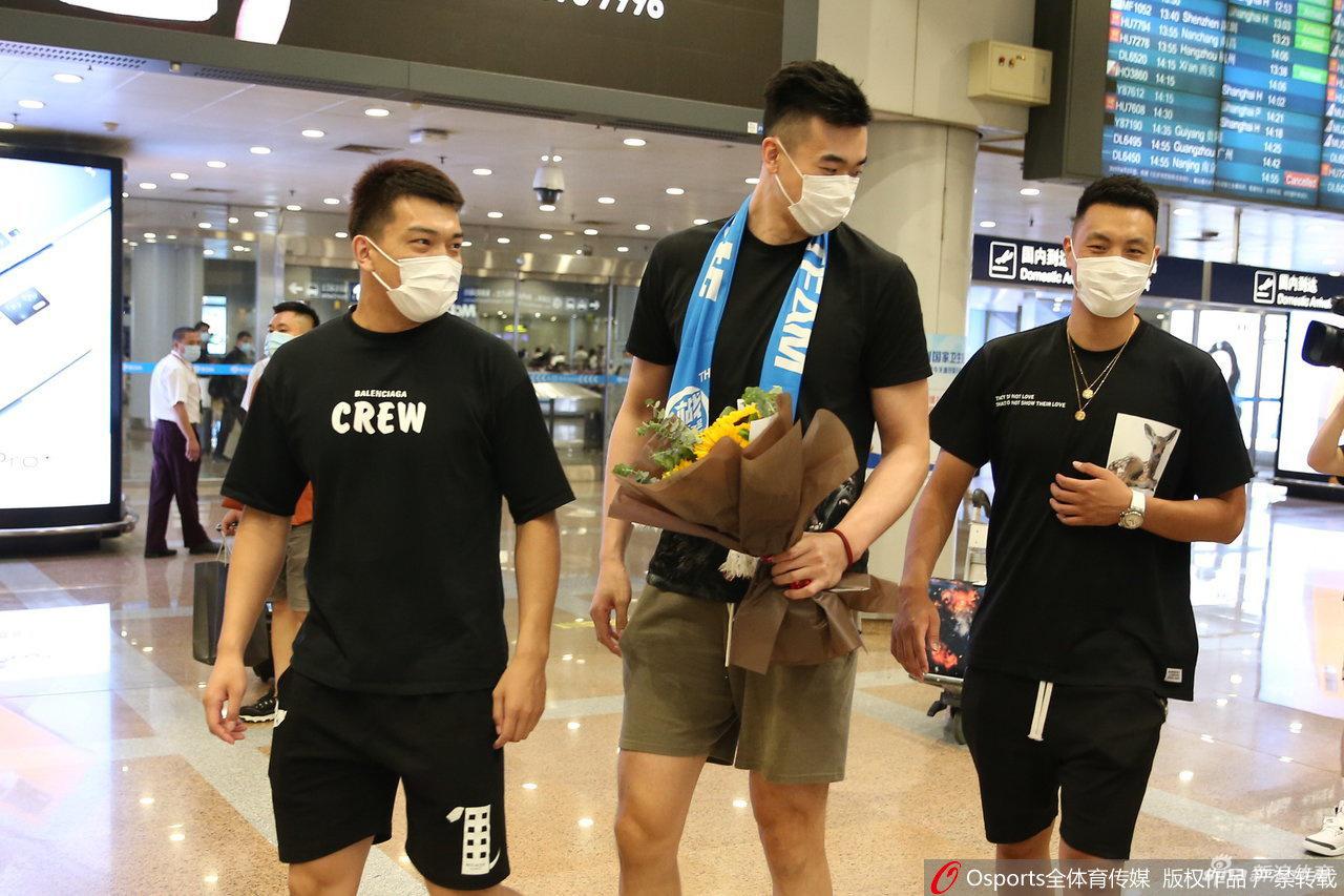 北京首钢新援李慕豪抵达北京 翟晓川机场接机