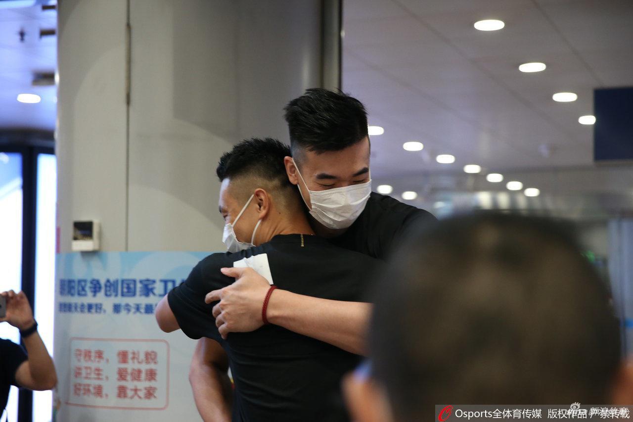 北京首钢新援李慕豪抵达北京 翟晓川机场接机