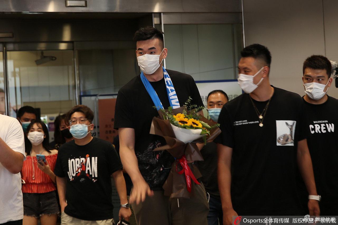 北京首钢新援李慕豪抵达北京 翟晓川机场接机