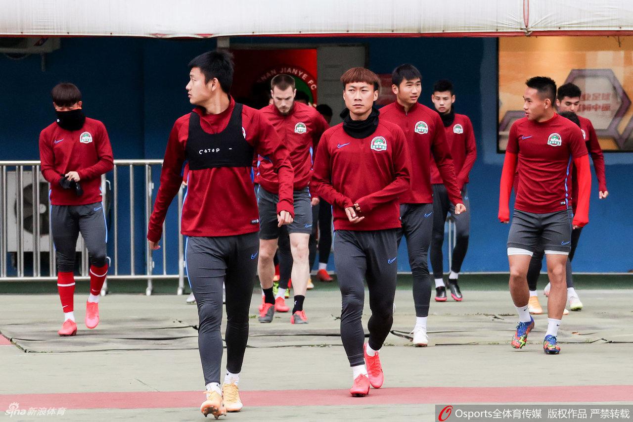 河南嵩山龙门改名后首次训练