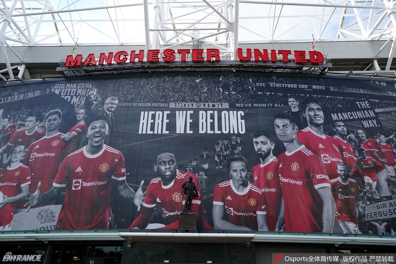 C罗正式与曼联签下合同 主场巨幅海报凸显地位