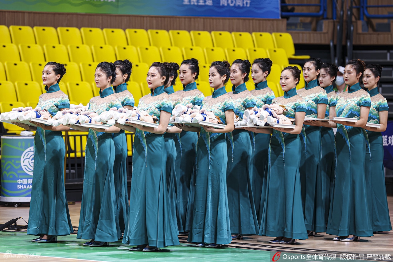 全运会颁奖礼仪小姐令人眼前一亮