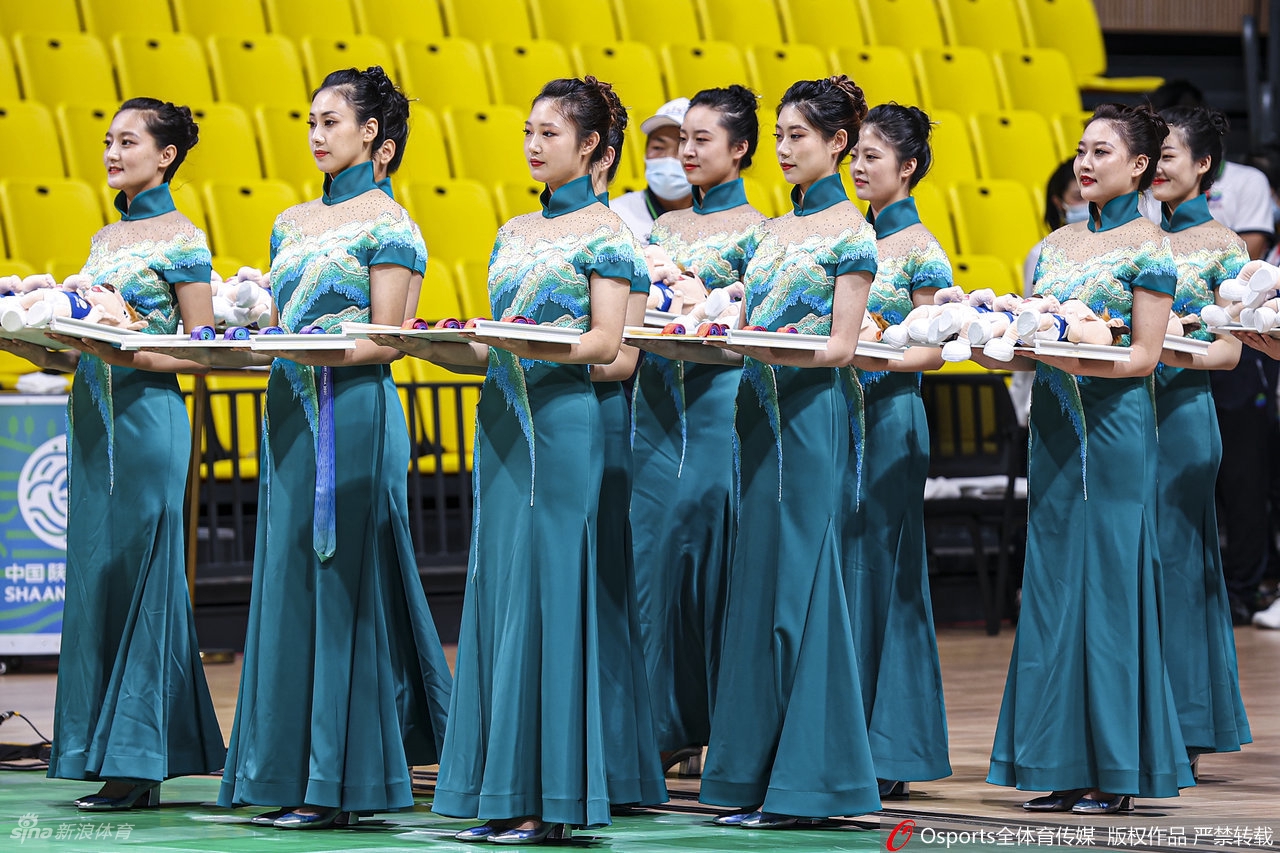 全运会颁奖礼仪小姐令人眼前一亮