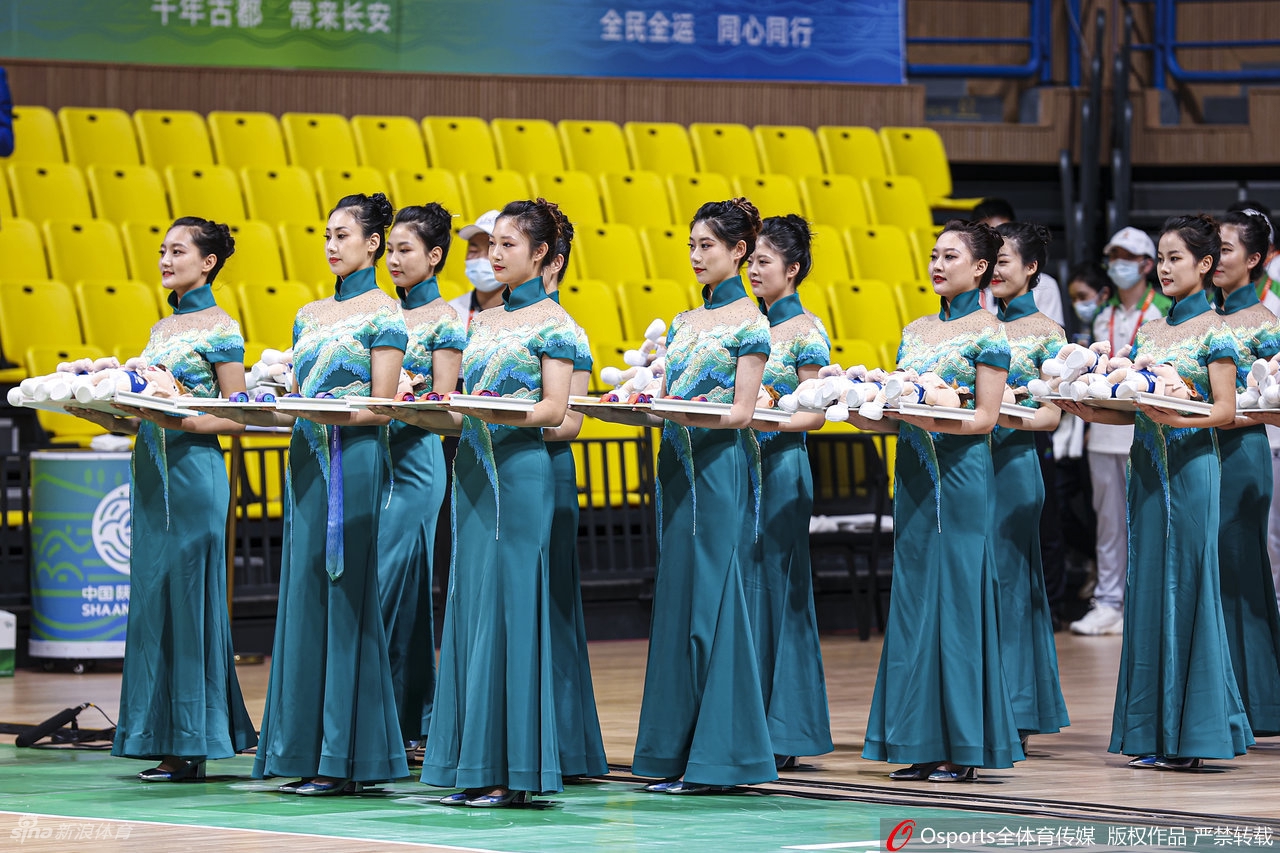 全运会颁奖礼仪小姐令人眼前一亮