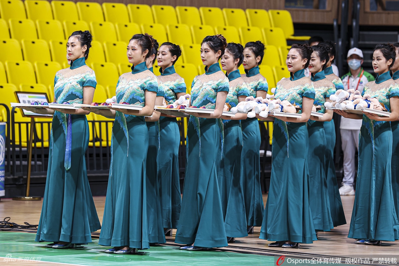 全运会颁奖礼仪小姐令人眼前一亮