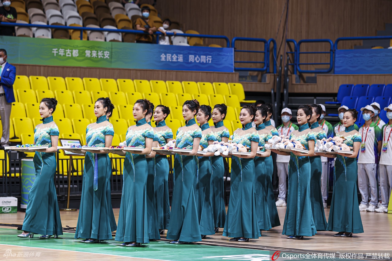 全运会颁奖礼仪小姐令人眼前一亮