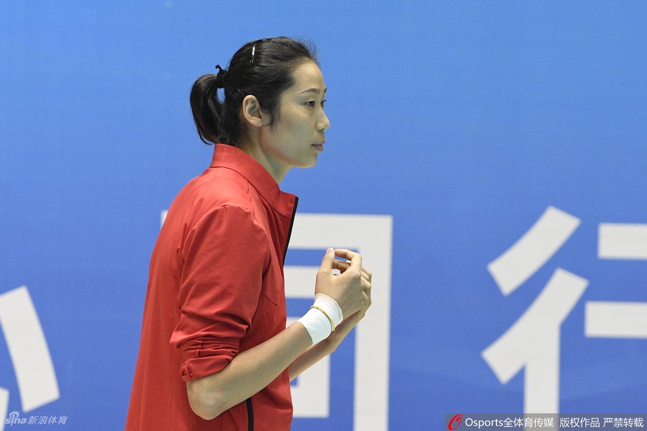 [全运]河南女排0-3遭上海横扫 朱婷伤停变送水工