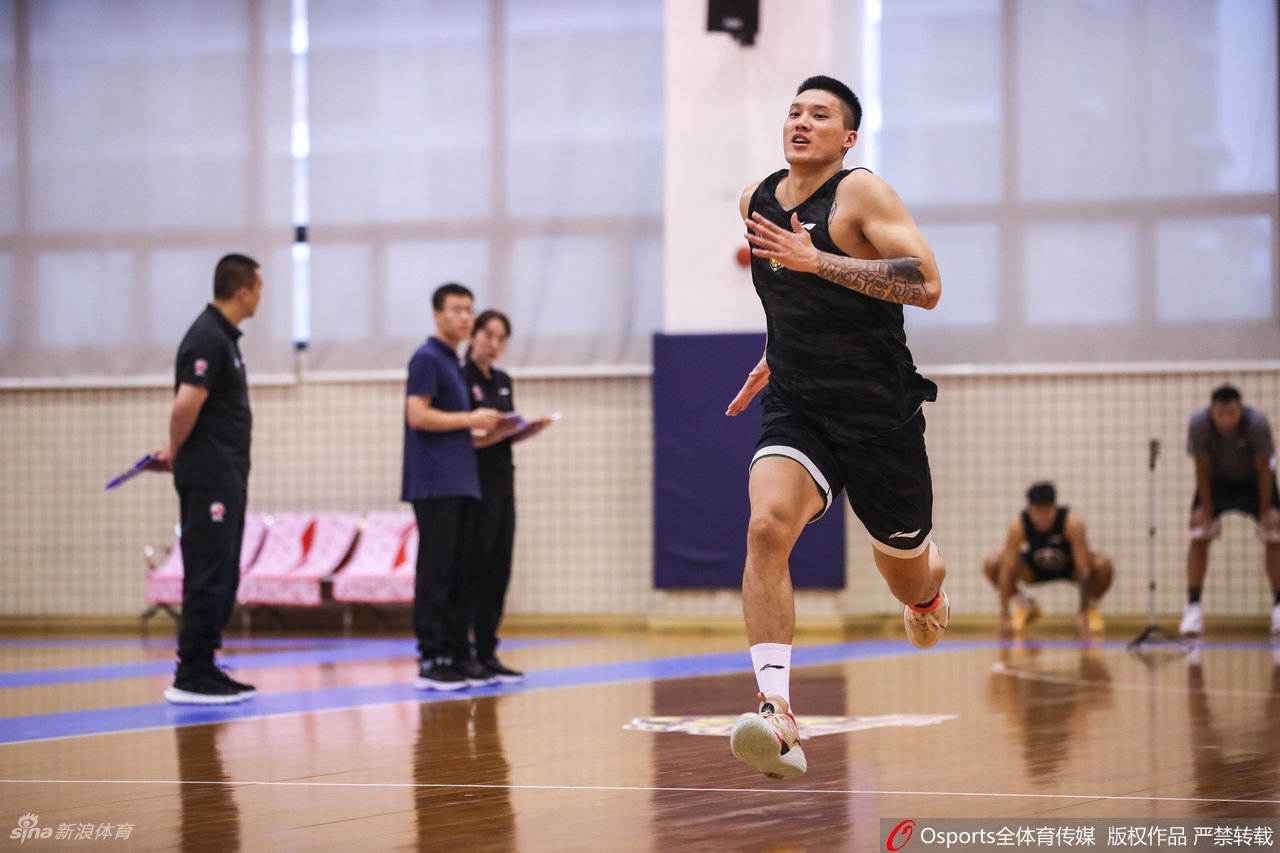 广东男篮通过CBA体能测试 易建联王者归来