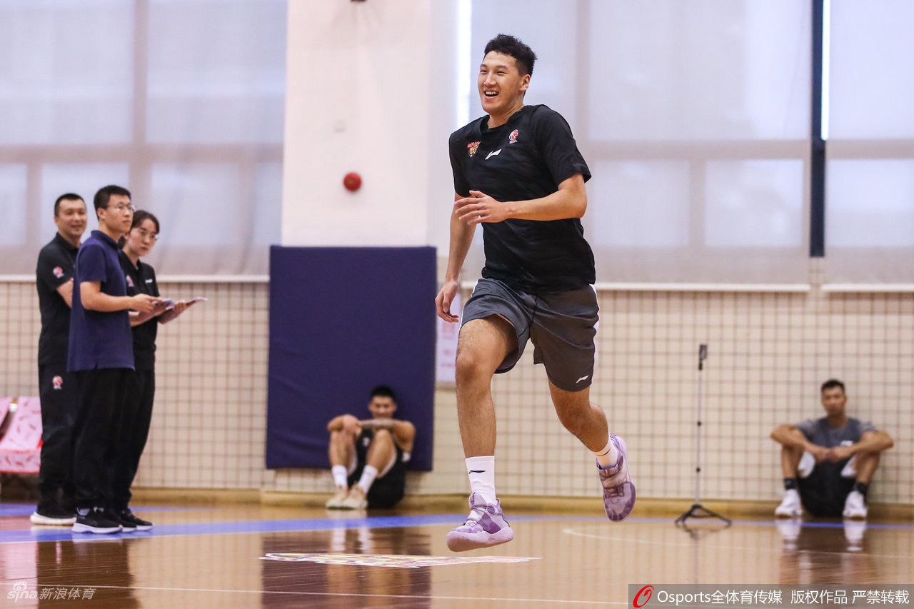 广东男篮通过CBA体能测试 易建联王者归来