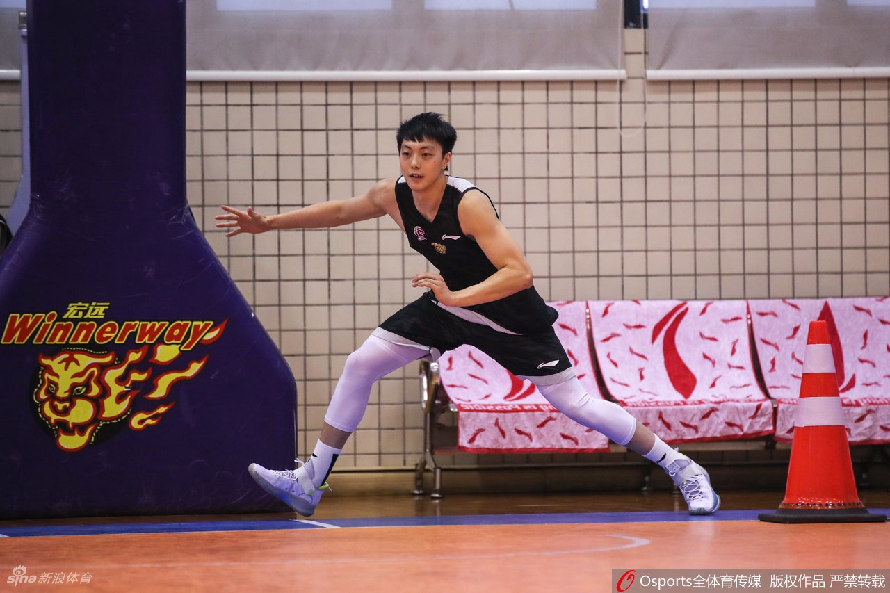 广东男篮通过CBA体能测试 易建联王者归来