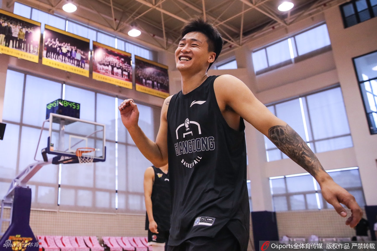 广东男篮通过CBA体能测试 易建联王者归来