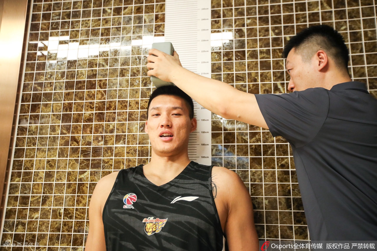 广东男篮通过CBA体能测试 易建联王者归来
