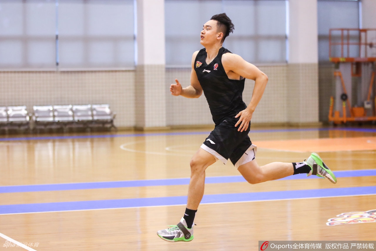 广东男篮通过CBA体能测试 易建联王者归来