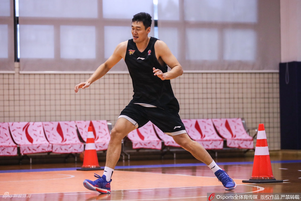 广东男篮通过CBA体能测试 易建联王者归来