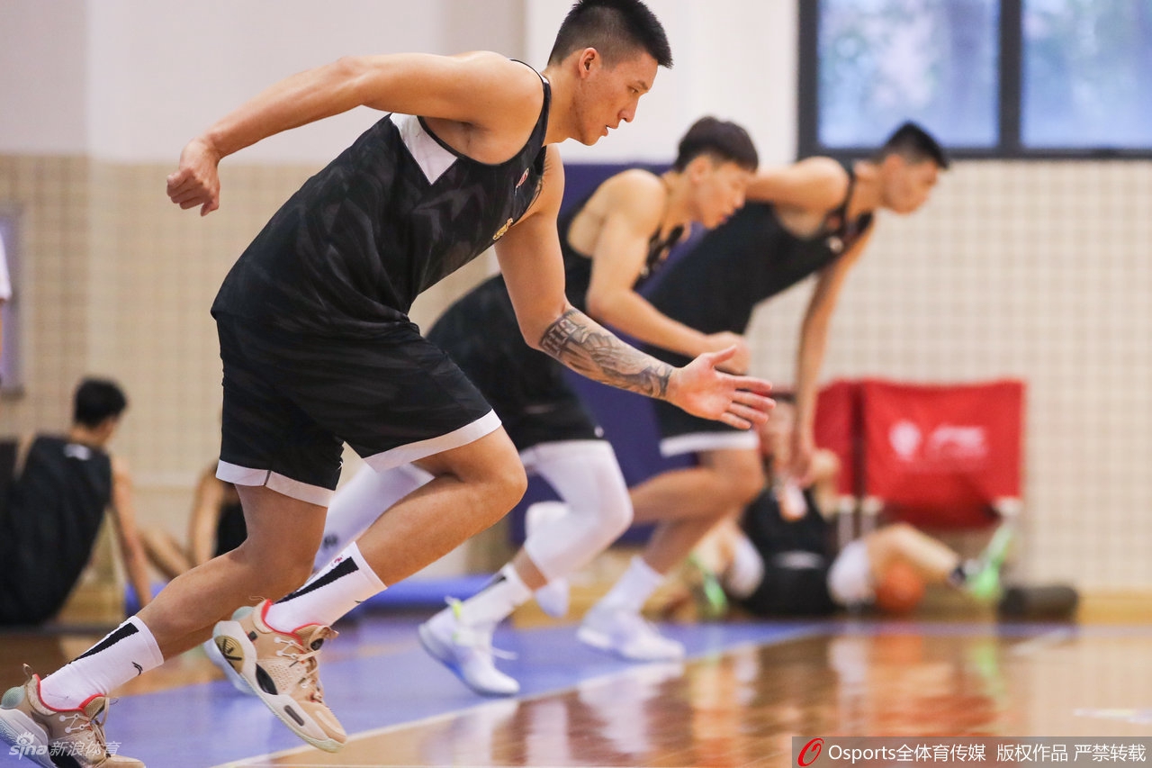 广东男篮通过CBA体能测试 易建联王者归来