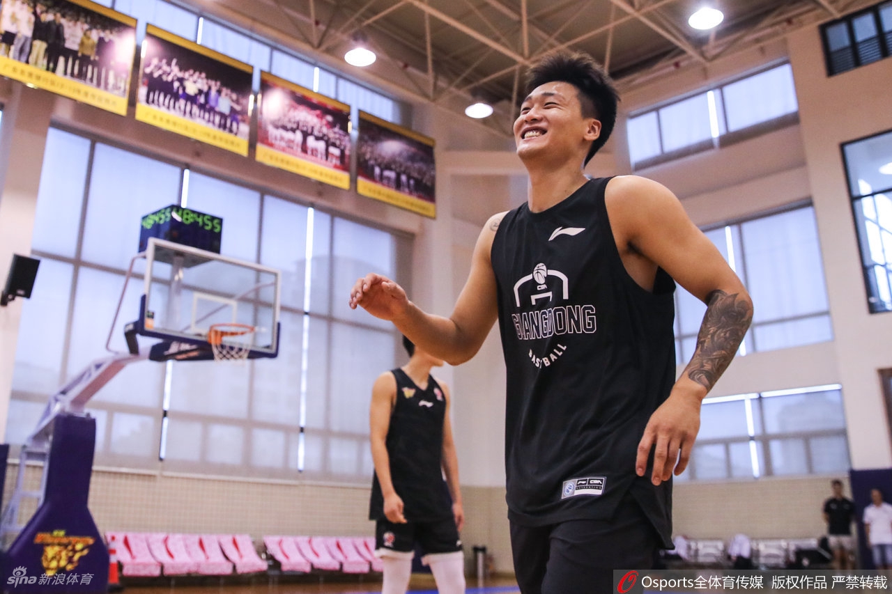 广东男篮通过CBA体能测试 易建联王者归来