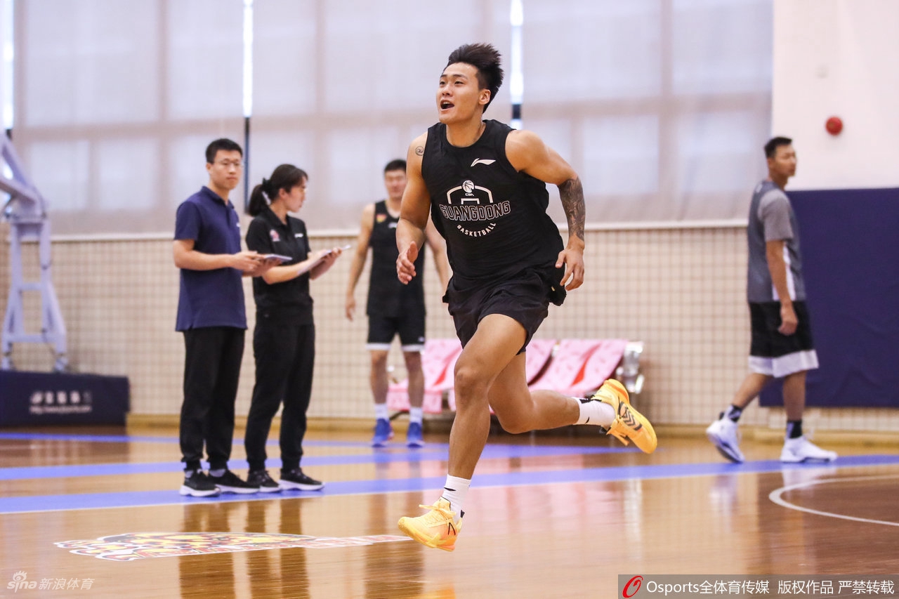 广东男篮通过CBA体能测试 易建联王者归来