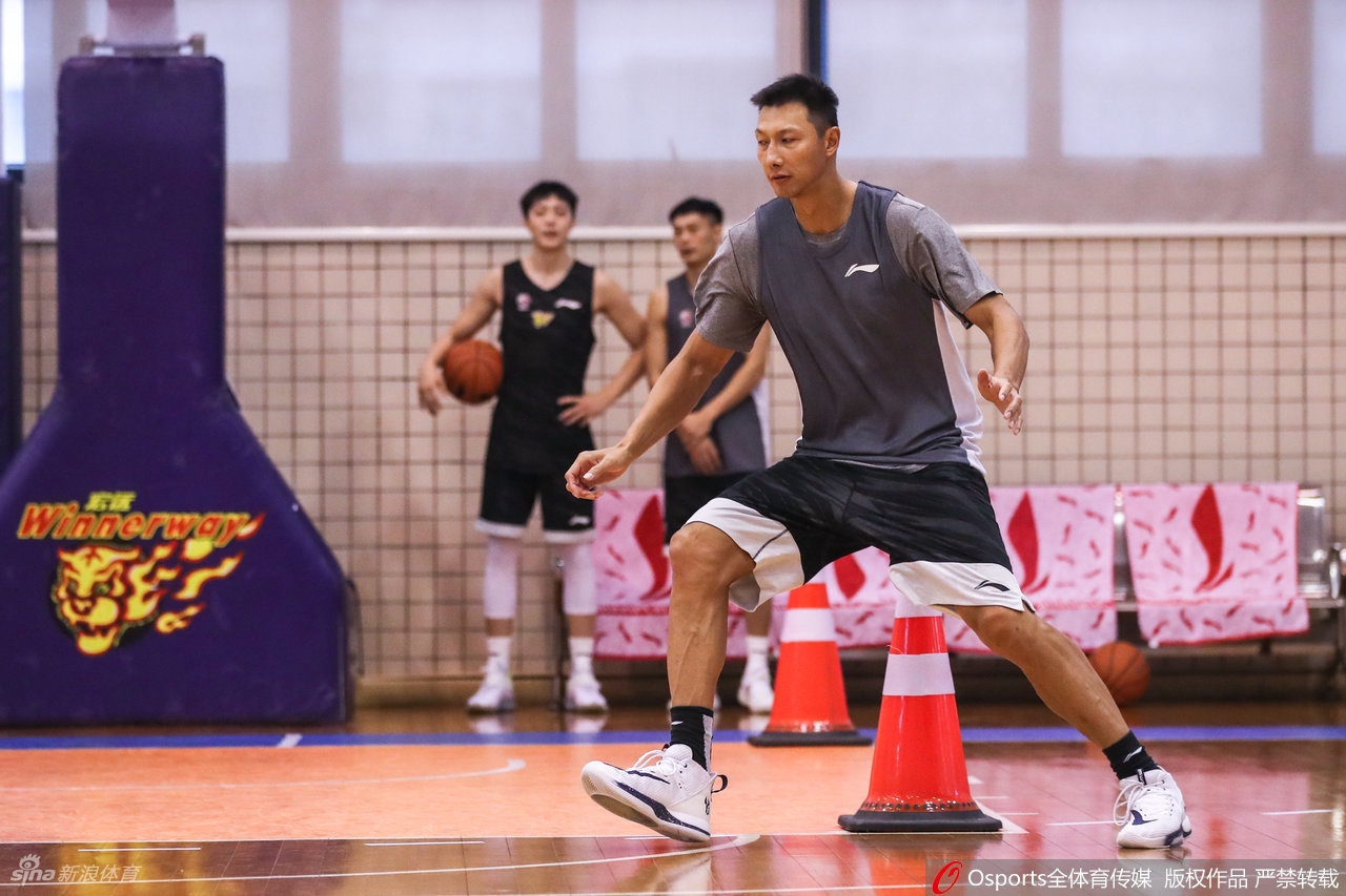 广东男篮通过CBA体能测试 易建联王者归来