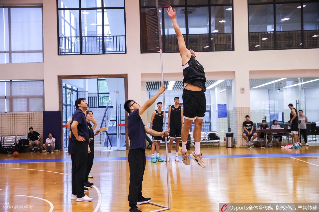 广东男篮通过CBA体能测试 易建联王者归来