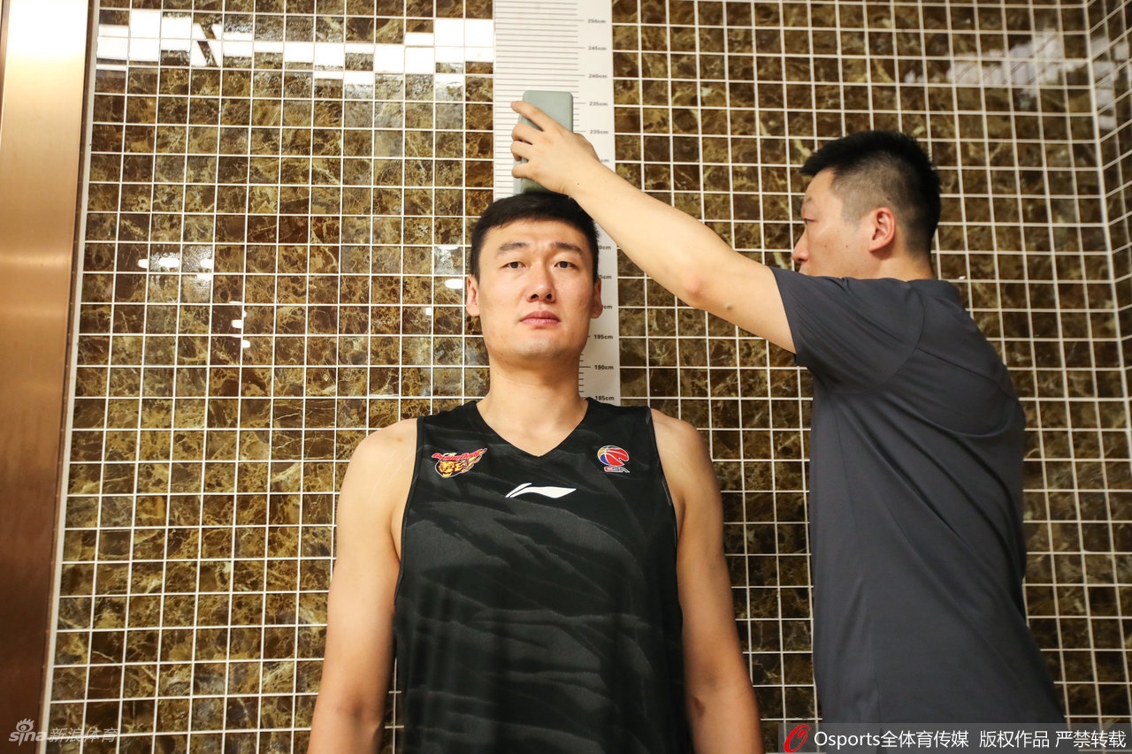 广东男篮通过CBA体能测试 易建联王者归来