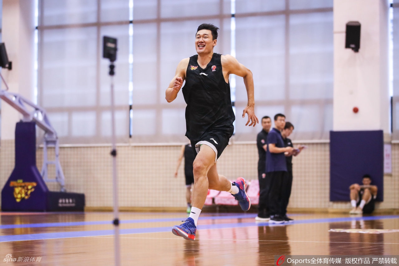 广东男篮通过CBA体能测试 易建联王者归来