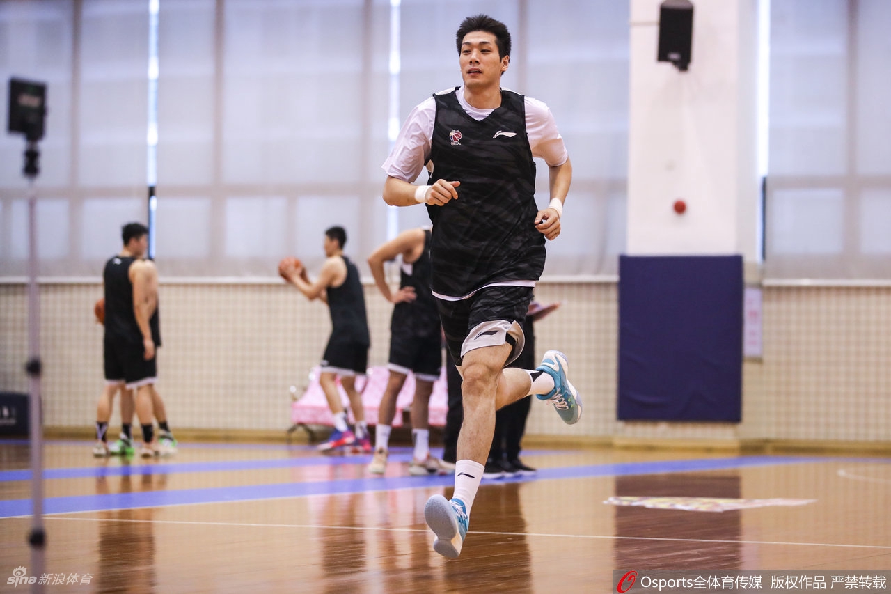 广东男篮通过CBA体能测试 易建联王者归来