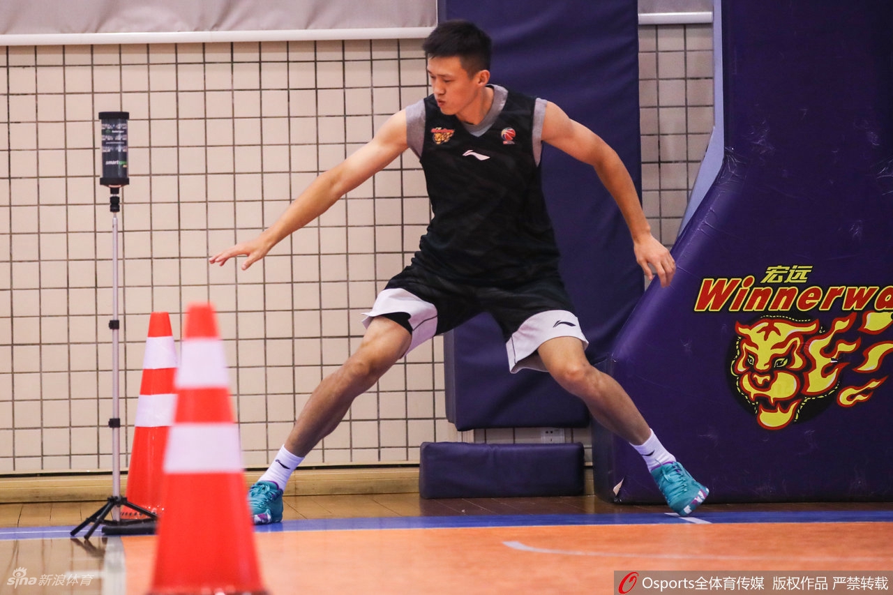 广东男篮通过CBA体能测试 易建联王者归来