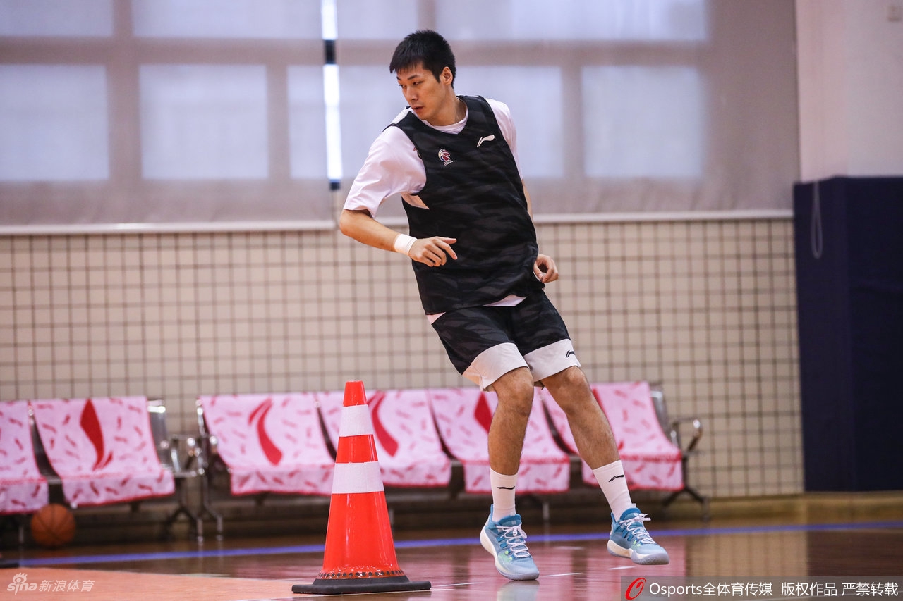 广东男篮通过CBA体能测试 易建联王者归来