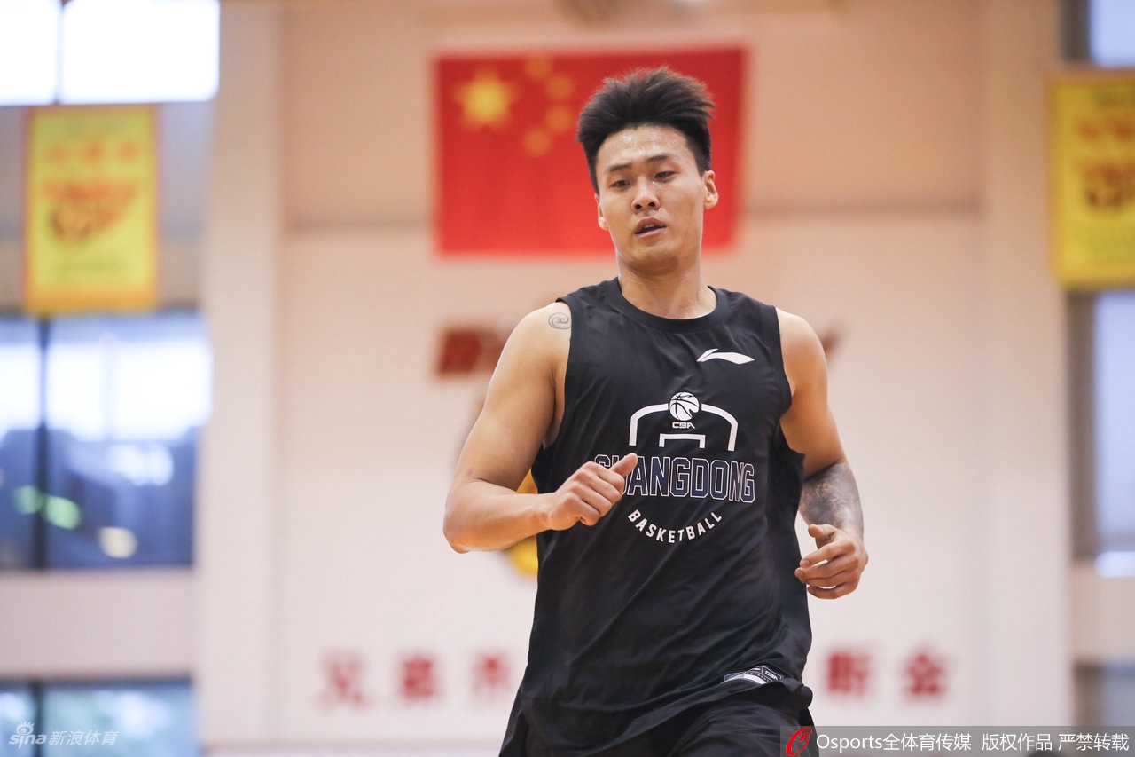 广东男篮通过CBA体能测试 易建联王者归来