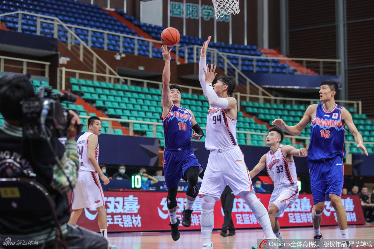 [CBA季前赛]新疆89-88上海 王哲林16+9