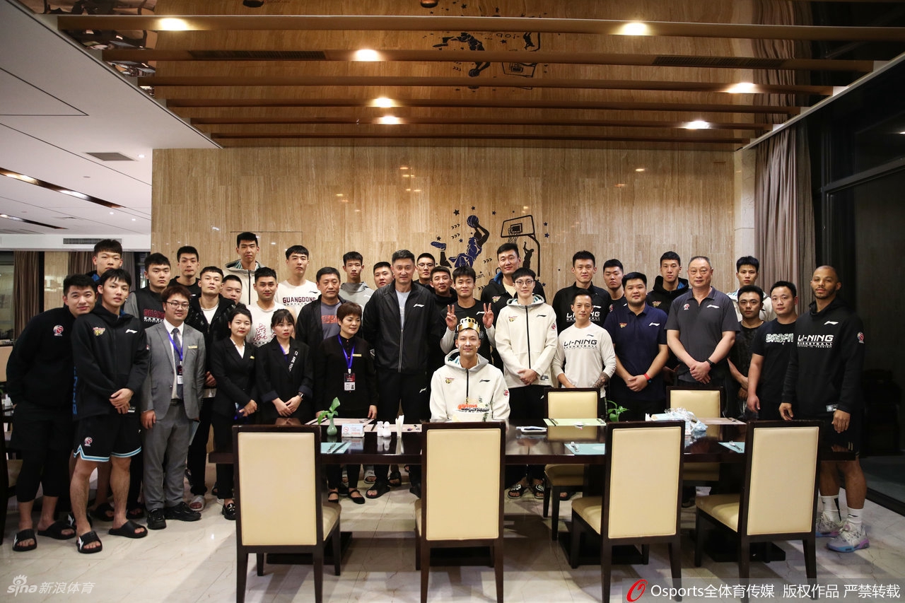 CBA广东队为易建联庆生 大哥脸上涂奶油