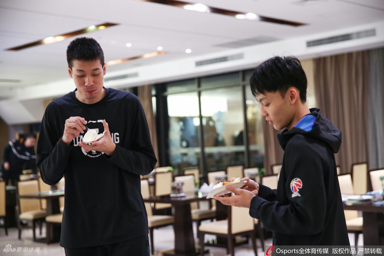 CBA广东队为易建联庆生 大哥脸上涂奶油