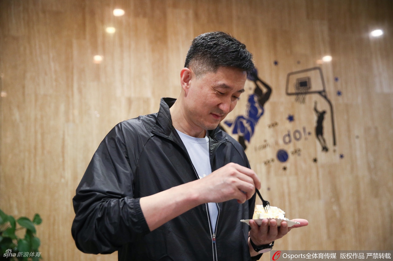 CBA广东队为易建联庆生 大哥脸上涂奶油