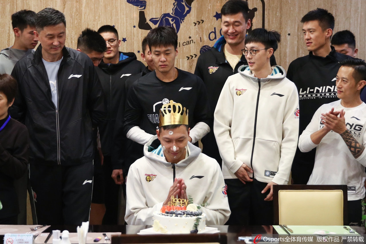 CBA广东队为易建联庆生 大哥脸上涂奶油