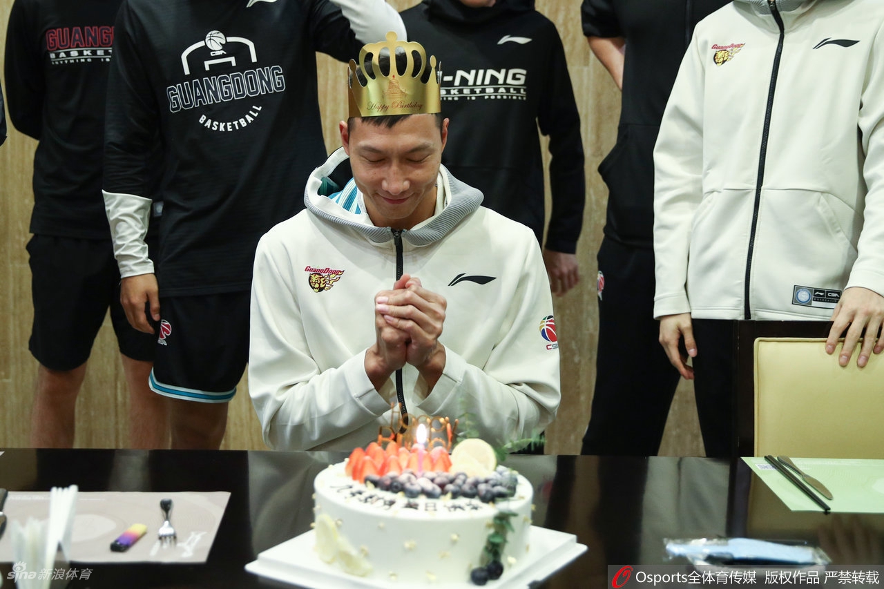 CBA广东队为易建联庆生 大哥脸上涂奶油