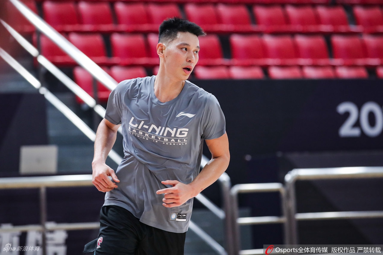 林书豪现身赛前热身 挥汗如雨期待上阵